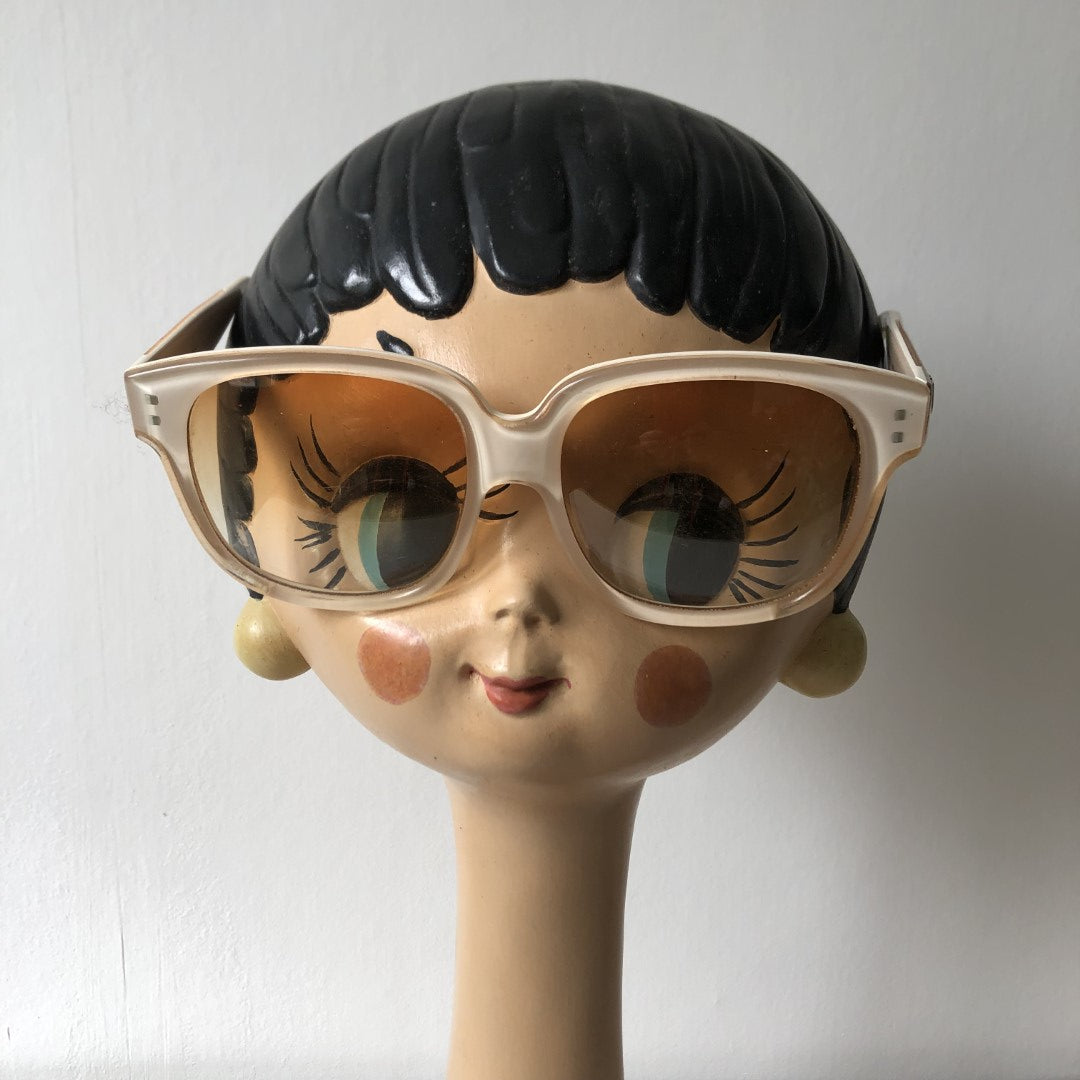 サングラス エマニュエル・カーン