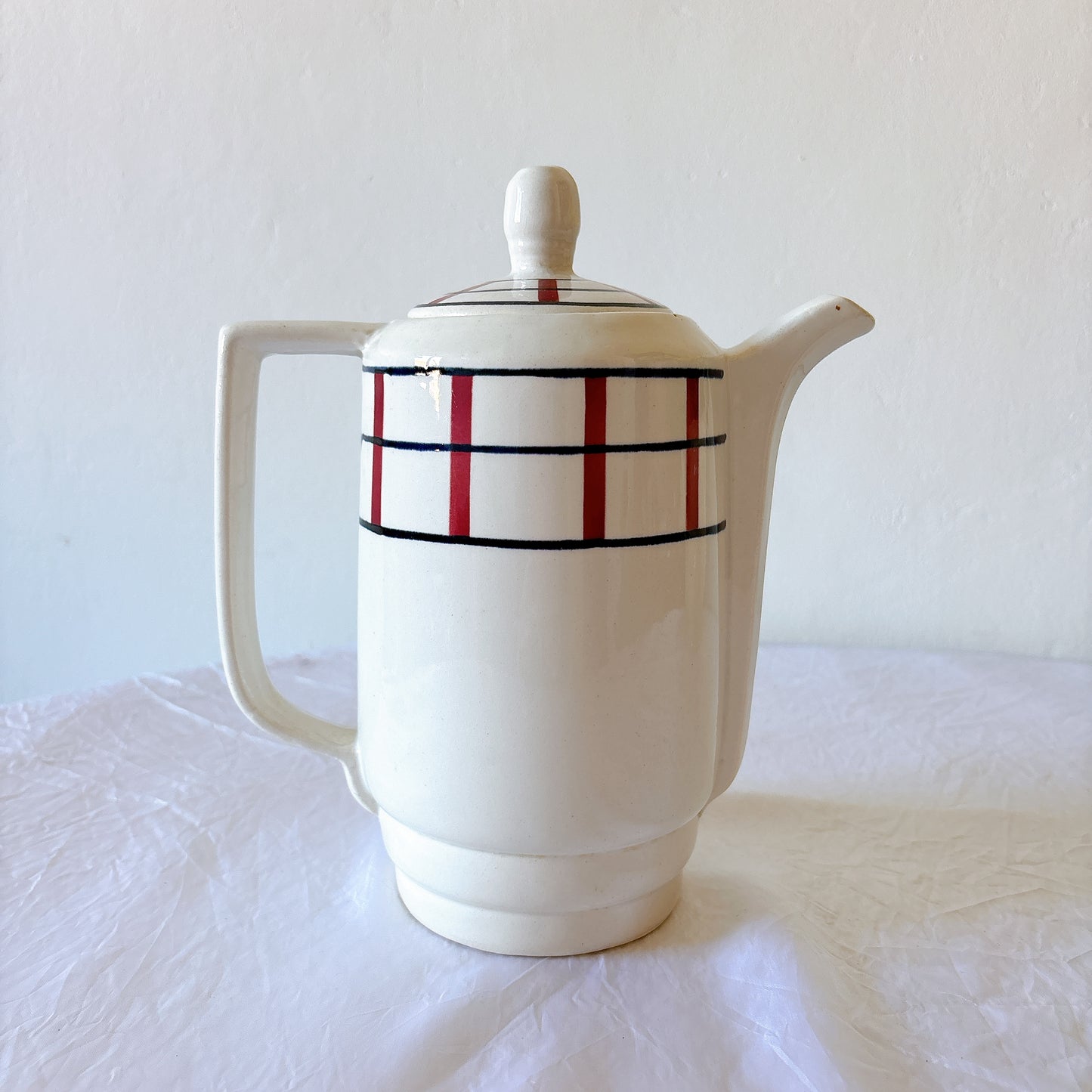 バスク柄 カフェオレポット 正面 赤青ストライプ