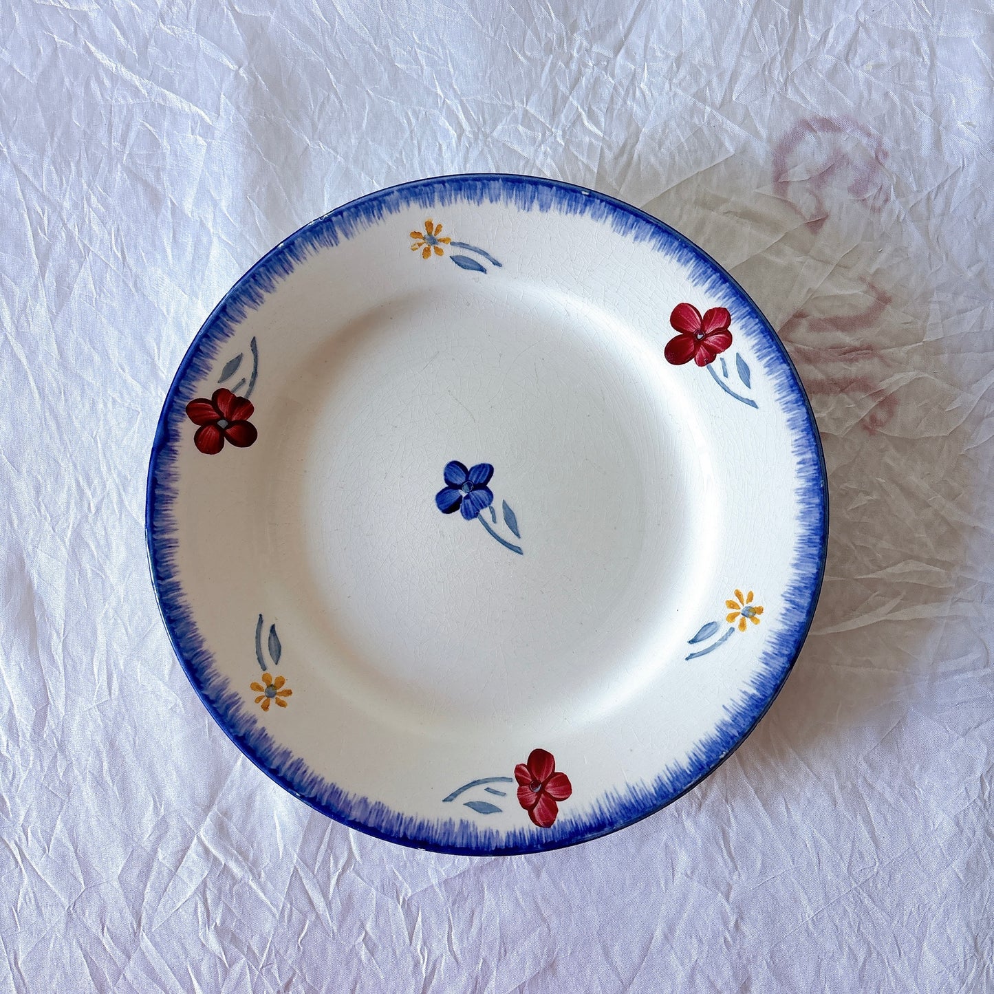 MARY LOU デザートプレート 表面デザイン 赤青黄色の小花
