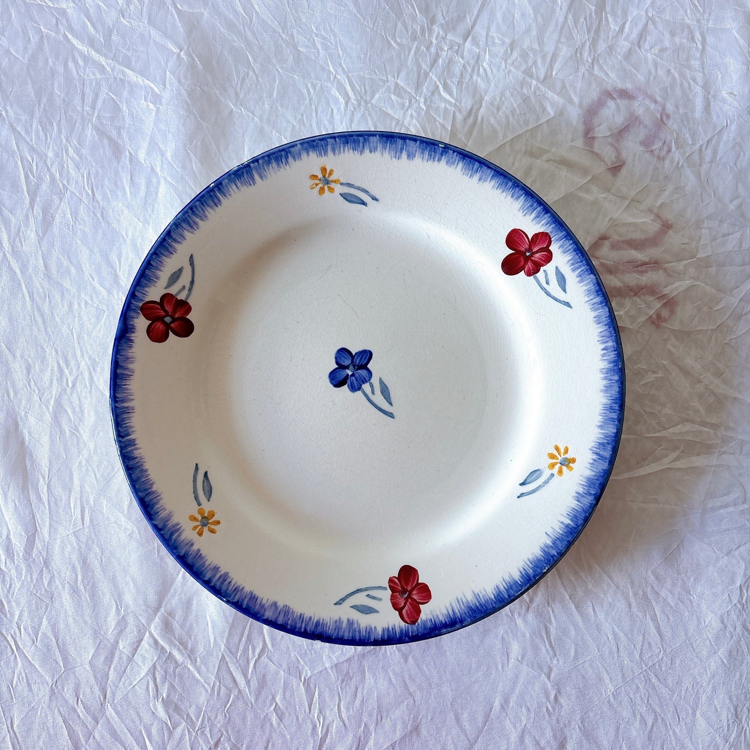 MARY LOU デザートプレート 表面デザイン 赤青黄色の小花
