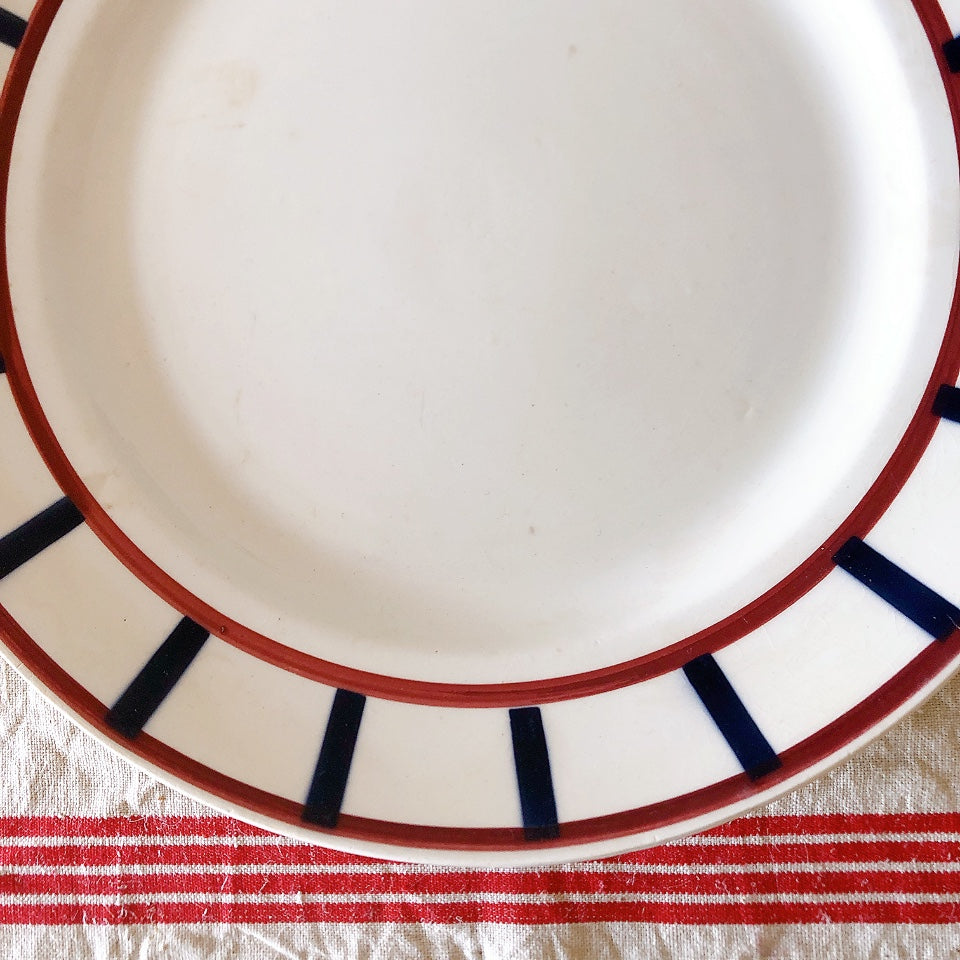 クレイユモントロー HBCM Béarn  バスク柄 大皿 ラウンドプレート26.4　レッドｘブルー　フランスアンティーク食器　バスク柄プレート　ブロカント 蚤の市