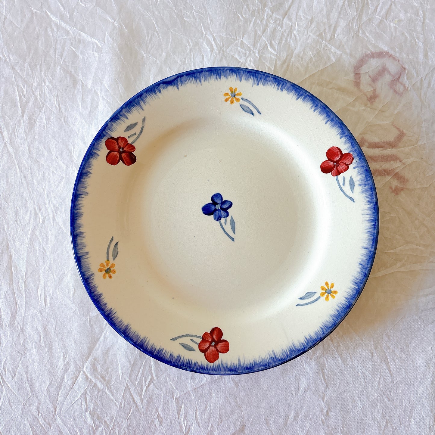 MARY LOU デザートプレート 表面デザイン 赤青黄色の小花
