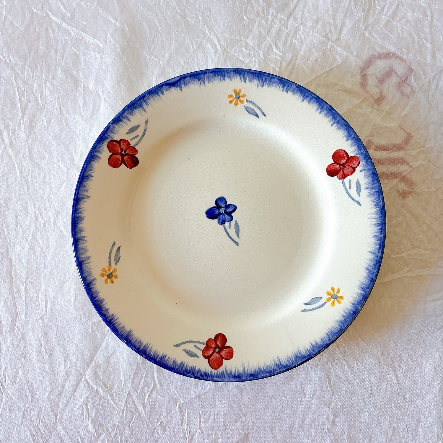 MARY LOU デザートプレート 表面デザイン 赤青黄色の小花
