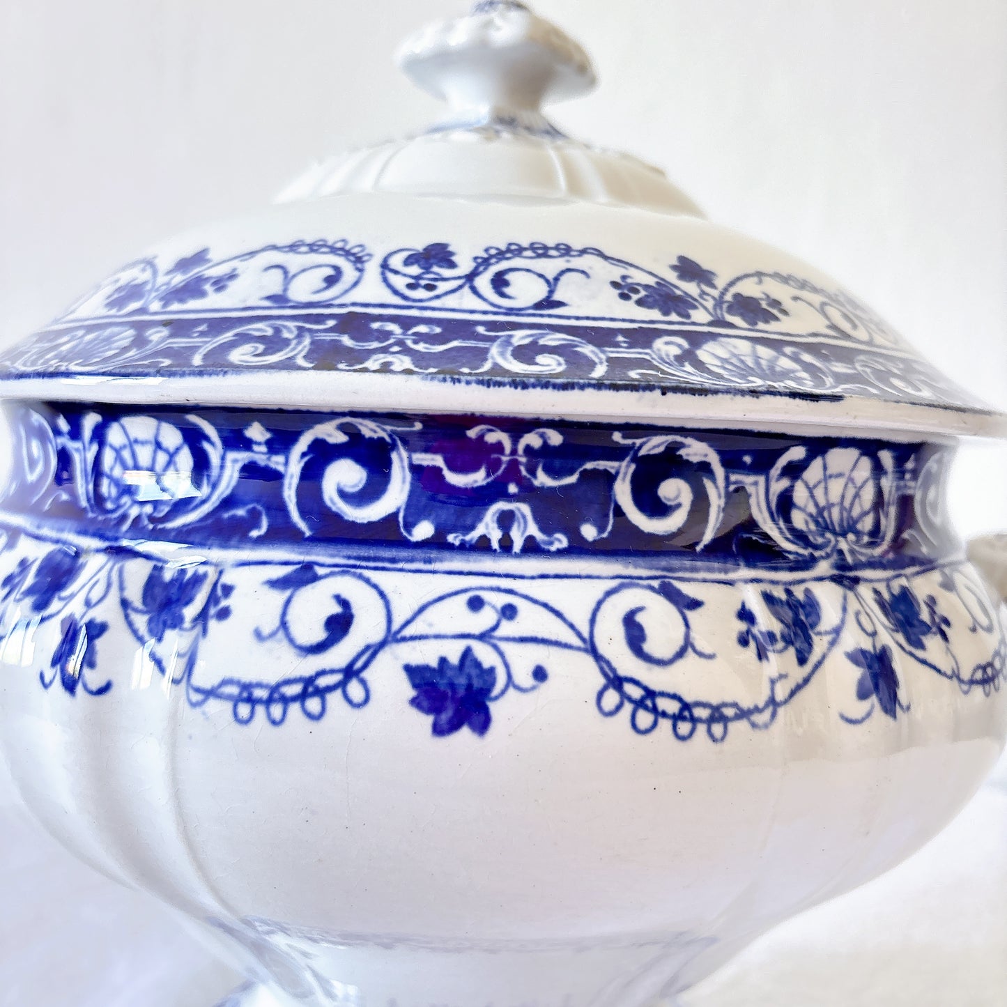 フランスアンティーク ロンウィ（Longwy） 「Louis XV（ルイ15世）」シリーズ　蓋付きスープチュリーン｜ブルー＆ホワイト陶器
