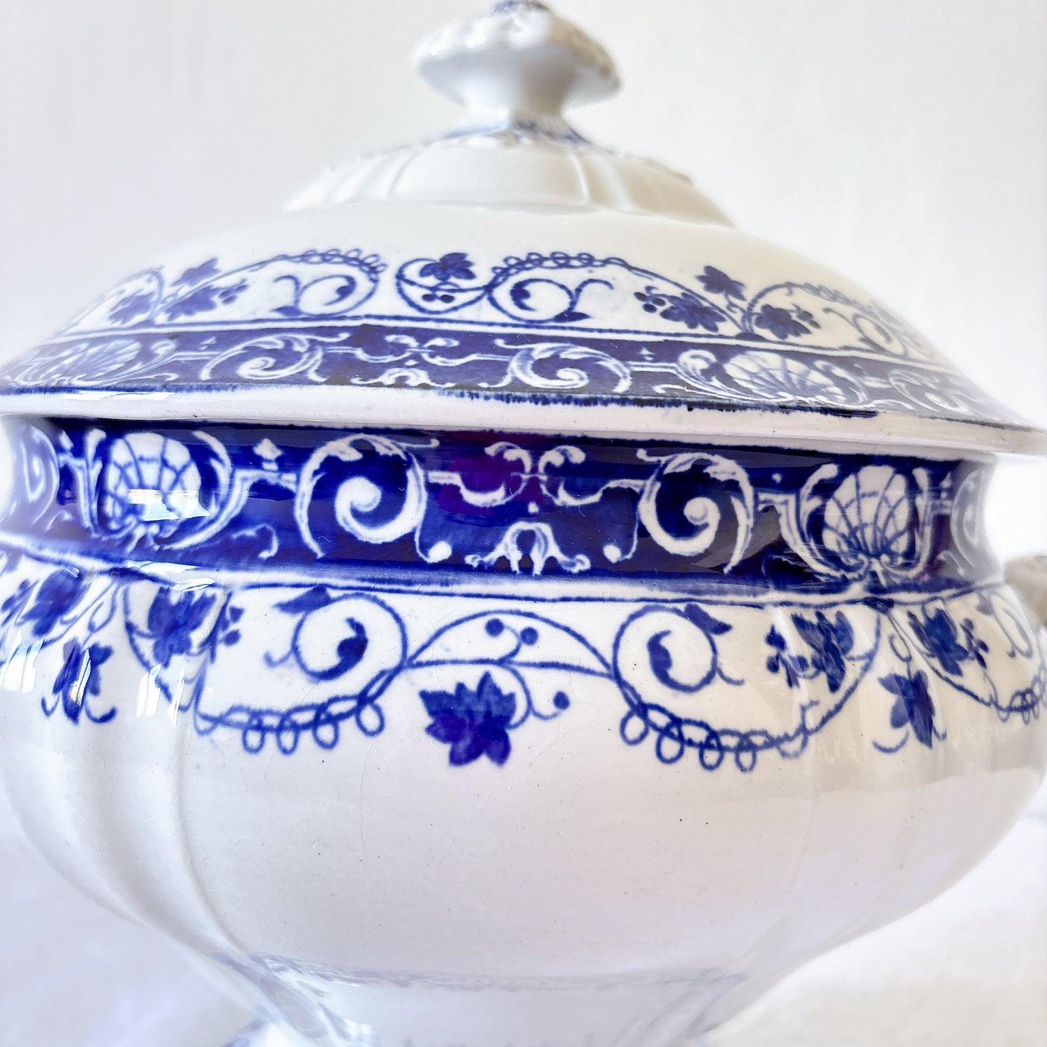 フランスアンティーク ロンウィ（Longwy） 「Louis XV（ルイ15世）」シリーズ　蓋付きスープチュリーン｜ブルー＆ホワイト陶器
