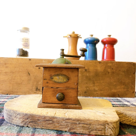 フランス プジョー社 アンティーク箱型ペッパーミル、グリーン フランスアンティークキッチン雑貨 ブロカントアンティークス 蚤の市