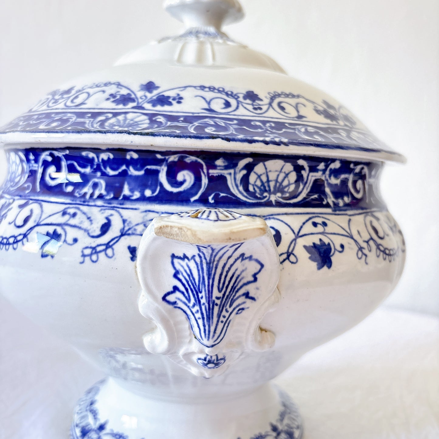 フランスアンティーク ロンウィ（Longwy） 「Louis XV（ルイ15世）」シリーズ　蓋付きスープチュリーン｜ブルー＆ホワイト陶器
