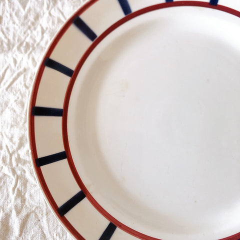 クレイユモントロー HBCM Béarn  バスク柄 大皿 ラウンドプレート26.4　レッドｘブルー　フランスアンティーク食器　バスク柄プレート　ブロカント 蚤の市