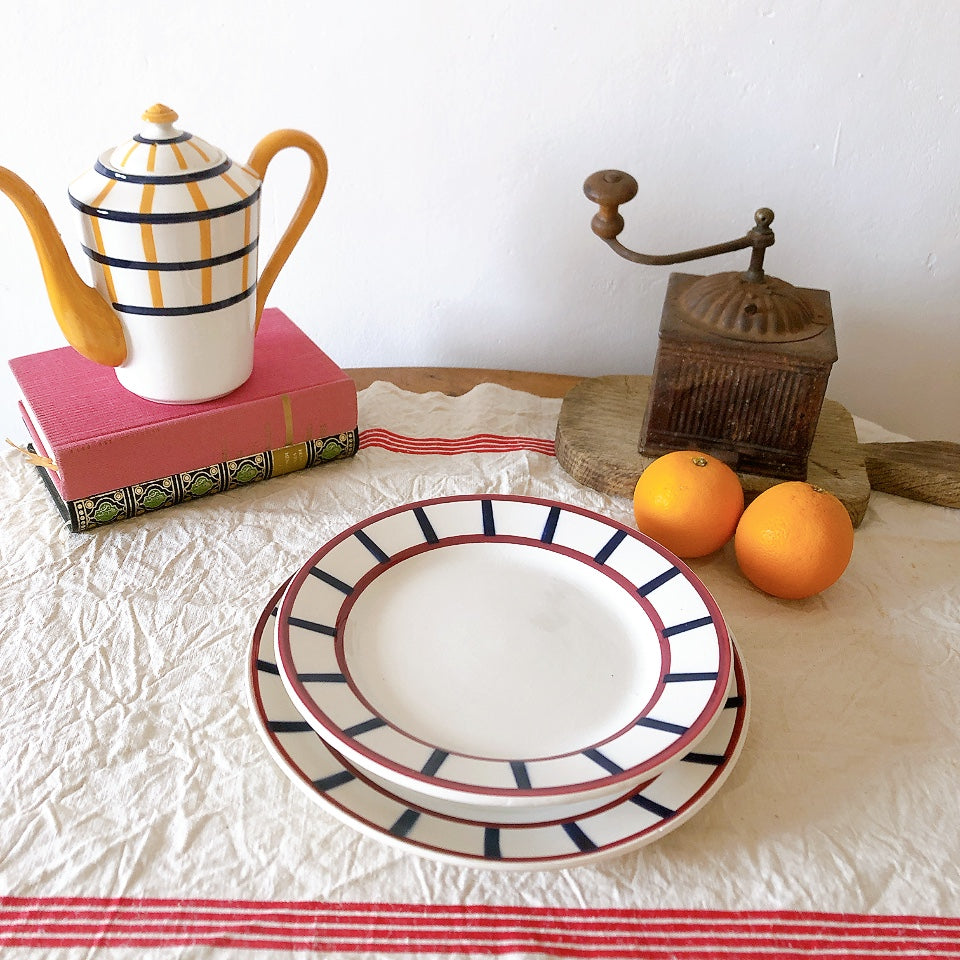 クレイユモントロー HBCM Béarn  バスク柄 大皿 ラウンドプレート26.4　レッドｘブルー　フランスアンティーク食器　バスク柄プレート　ブロカント 蚤の市