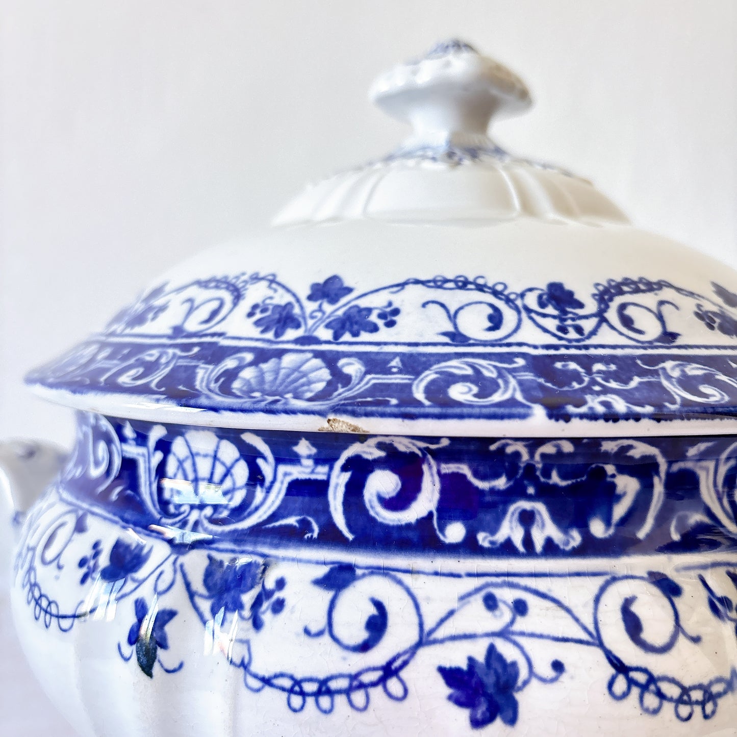 フランスアンティーク ロンウィ（Longwy） 「Louis XV（ルイ15世）」シリーズ　蓋付きスープチュリーン｜ブルー＆ホワイト陶器
