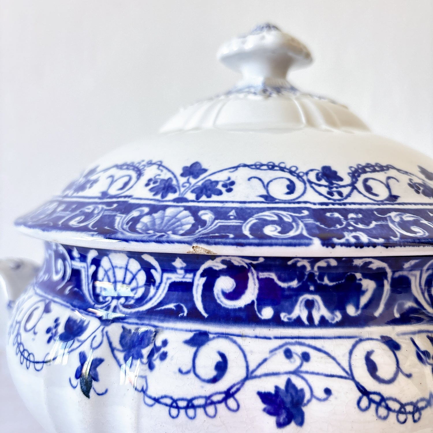 フランスアンティーク ロンウィ（Longwy） 「Louis XV（ルイ15世）」シリーズ　蓋付きスープチュリーン｜ブルー＆ホワイト陶器
