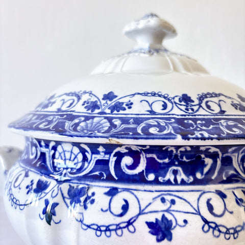 フランスアンティーク ロンウィ（Longwy） 「Louis XV（ルイ15世）」シリーズ　蓋付きスープチュリーン｜ブルー＆ホワイト陶器
