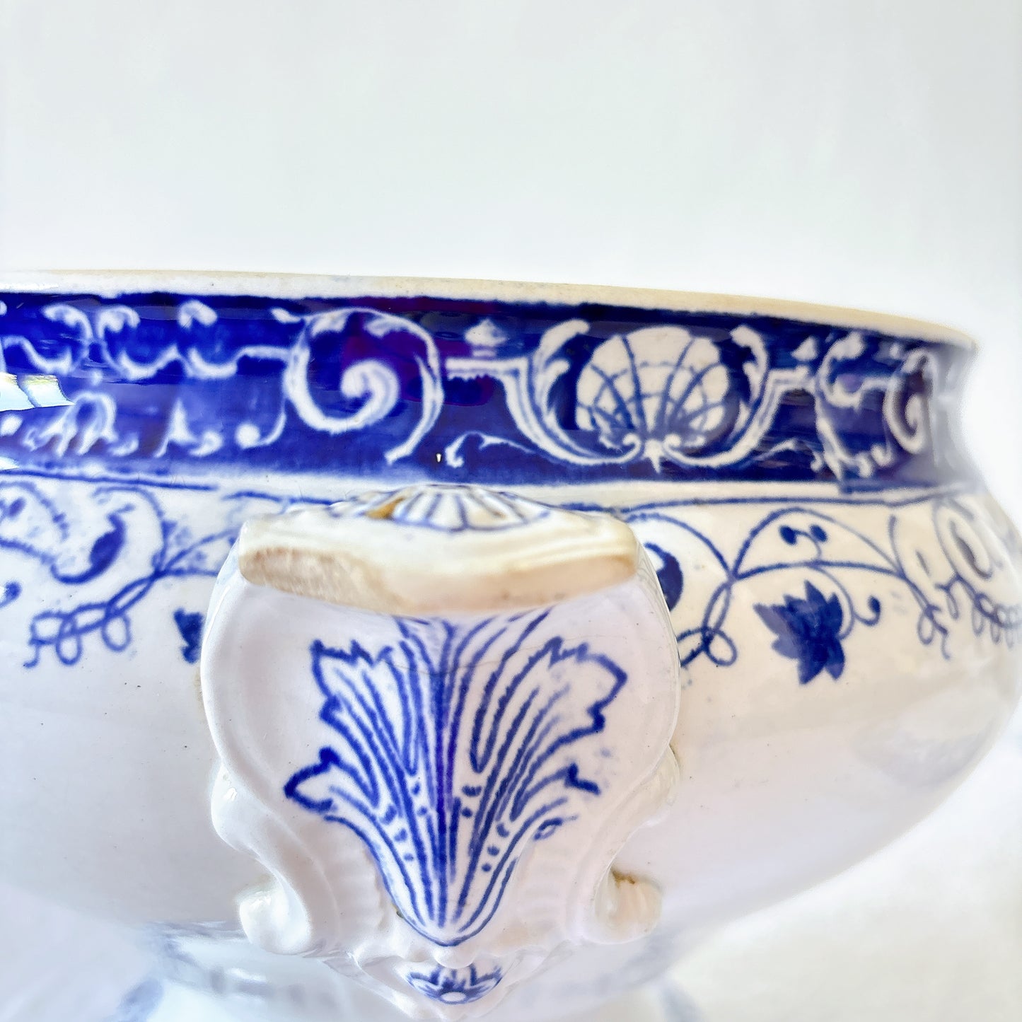 フランスアンティーク ロンウィ（Longwy） 「Louis XV（ルイ15世）」シリーズ　蓋付きスープチュリーン｜ブルー＆ホワイト陶器