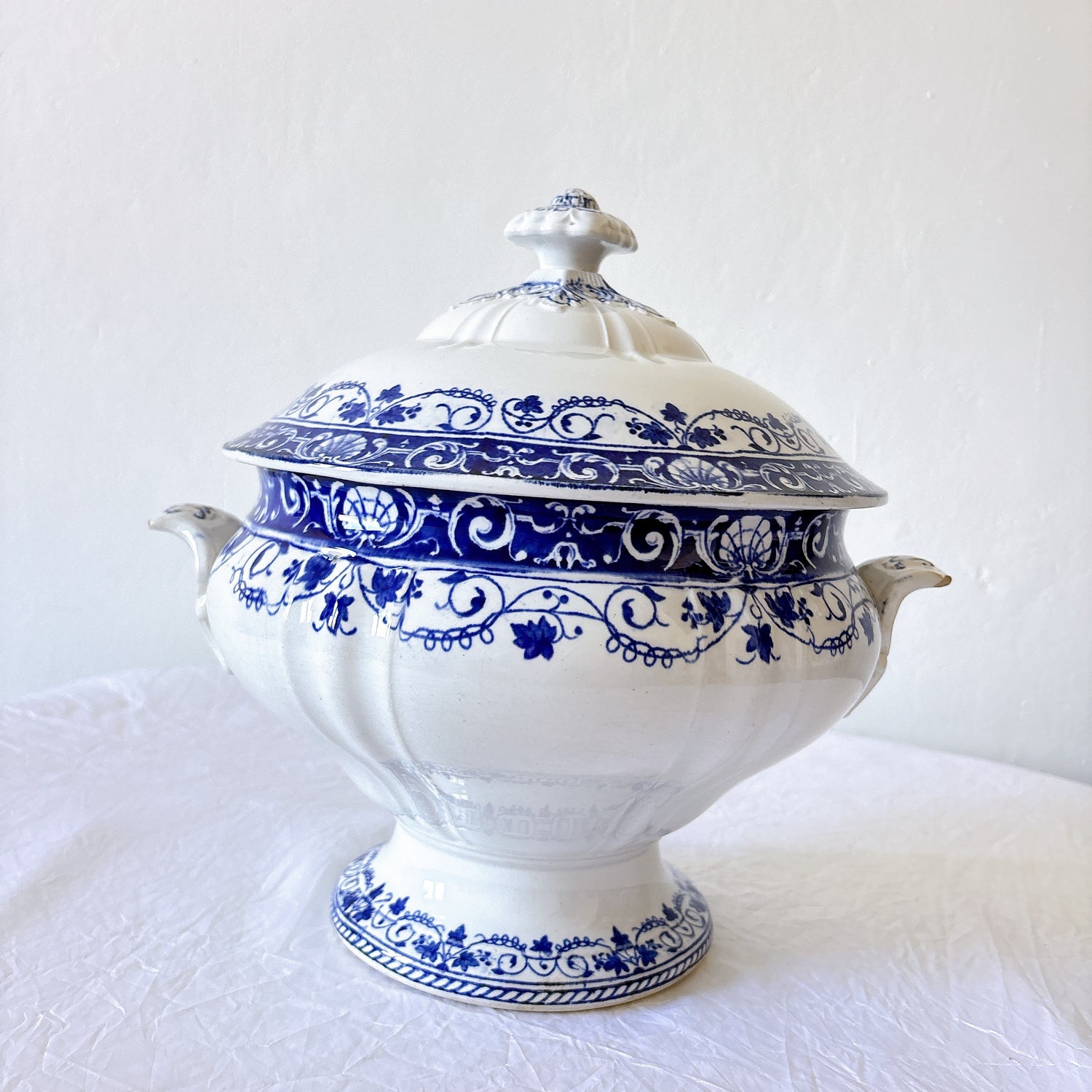 フランスアンティーク ロンウィ（Longwy） 「Louis XV（ルイ15世）」シリーズ　蓋付きスープチュリーン｜ブルー＆ホワイト陶器
