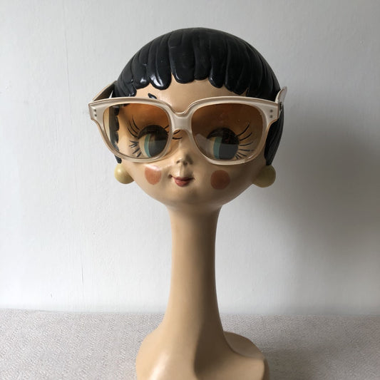 サングラス エマニュエル・カーン